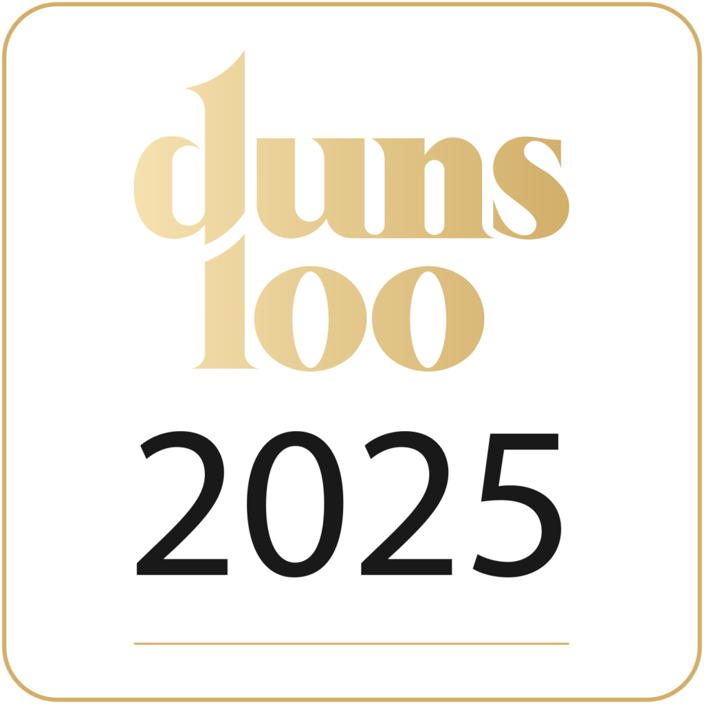 לוגו לבן מרובע עם טקסט זהב ושחור. הטקסט הזהוב בחלק העליון הוא "duns 100" בגופן מסוגנן, ומתחתיו בשחור השנה "2025".