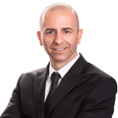 גבר בחליפה ועניבה מצטלם.