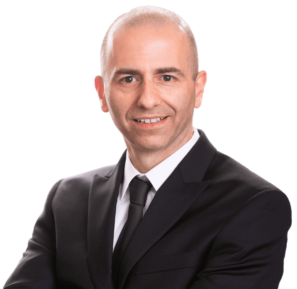 מור ושות׳ חברת עורכי דין ונוטריון גבר בחליפה ועניבה מצטלם.